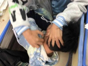 班上男生都扒我衣服_班上男生为何都扒我衣服？